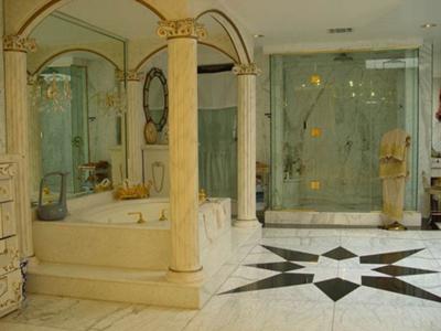 Bathroom Design Gallery on Luxury Marble Bathroom This Luxury Bathroom Is Unashamedly Theatrical